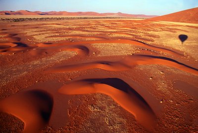 Blick über ein Tal von Sanddünen von einer Heißluftballonfahrt kurz nach Sonnenaufgang in der Nähe von Sossusvlei in der Namib-Wüste, Namibia. 24-07-2003. von Unbekannt Unbekannt